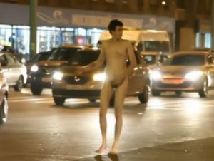 В Брянске по проезжей части разгуливал абсолютно голый мужчина, ВИДЕО