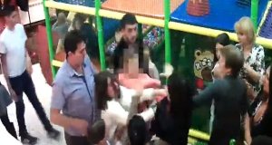 ВИДЕО: Мамочки устроили жесткую драку в детском кафе из-за матерившегося ребенка