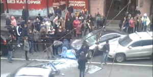 В Петербурге водитель сбил 5 людей на остановке, снес 2 рекламных щита и вр ...