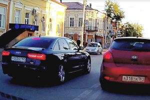 Водитель правительственной машины выехал на «встречку» в центре Ростова для объезда пробки, но видео случившегося исчезло из Сети