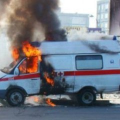 Три человека заживо сгорели в машине скорой помощи в Тверской области после столкновения с Mitsubishi L200