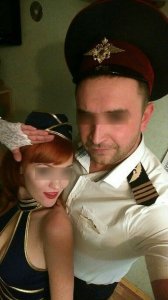 Пара в Нижнем Новгороде отпраздновала Хеллоуин в костюмах пилота и стюардессы