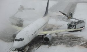 Из-за снега в Москве остановилась работа аэропортов