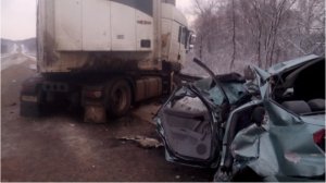 В страшном столкновении грузовика и легковушки под Калугой насмерть разбили ...
