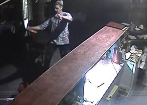 Клиент бара в Ростовской области сначала попросил о помощи, а потом избил официантку стулом: ВИДЕО