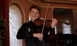 Юный скрипач из Астрахани получил раритетную скрипку за 5 тысяч евро и прив ...