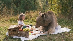 Фотосессия семьи с медведем поразила западные СМИ – иностранцы вновь в шоке от россиян