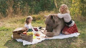 Фотосессия семьи с медведем поразила западные СМИ – иностранцы вновь в шоке от россиян