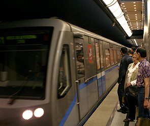 В московском метро пассажира едва не убил подъезжавший поезд
