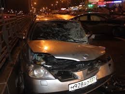 На юго-востоке Москвы в аварии снесло половину автомобиля Nissan: пострадали три человека