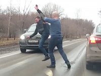 В Москве водители иномарок не смогли поделить дорогу и устроили жесткую драку