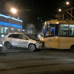 В центре Ростова на Горького иномарка лоб в лоб иномарка протаранила трамвай с пассажирами