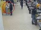 В Нижнем Новгороде воры взломали терминал QIWI в торговом центре на глазах  ...