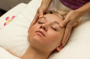 В «Мастерской здоровья» помогают избавиться от боли с помощью лечебного массажа головы