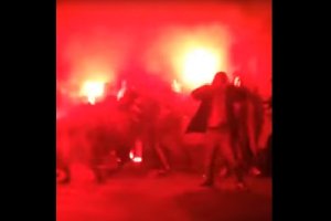 Болельщики «Кубани» и «Краснодара» устроили массовое побоище с зажженными файерами. ВИДЕО