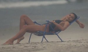 Полуголая Ирина Шейк снялась в откровенном видео для календаря на пляже в Нью-Йорке