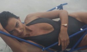 Полуголая Ирина Шейк снялась в откровенном видео для календаря на пляже в Нью-Йорке