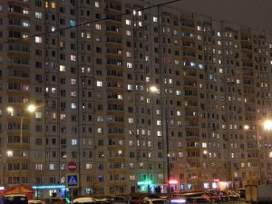 В Москве с мужчины, сделавшего замечание за ночной шума на улице, едва не с ...