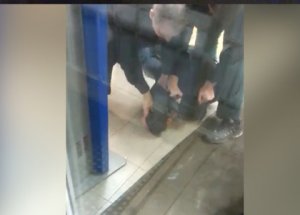 В Воронеже охранники супермаркета избили покупателя за то, что тот мог обворовывать магазин ранее