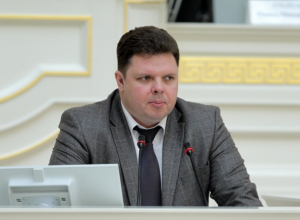 Председатель ЗакСа Вячеслав Макаров отключил микрофон Евгению Марченко