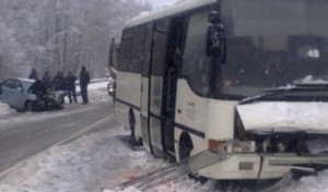 Под Владимиром автоледи врезалась в автобус с пассажирами и погибла, еще 11 человек пострадали
