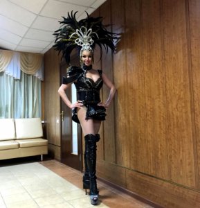 На праздник МЧС Анастасия Волочкова явилась в кожаном эротическом костюме