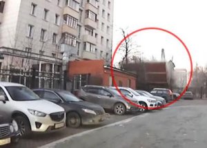 В сети опубликовано видео обрушения стены многоэтажки в Москве