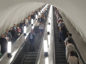 В Москве после падения в метро женщина впала в кому и умерла