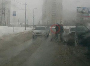 Жуткий инцидент в центре Волгограда: озверевший водитель с битой жестоко избил пешехода, которого едва не переехал