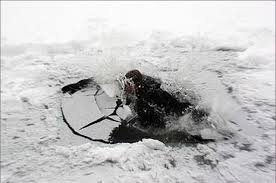 В Волгограде мужчина прорубил лед локтями, чтобы спасти из воды тонущую 8-летнюю девочку