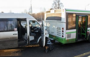 В Москве на Варшавском шоссе столкнулись маршрутка и автобус: есть пострадавшие