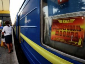 Поезд «Симферополь-Москва» едва не раздавил легковушку в Крыму: водитель в  ...