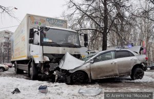 В Москве на Коровинском шоссе автоледи спровоцировала массовое смертельное ДТП с участием грузовика