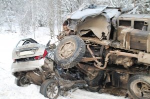 Жертвами страшного столкновения четырех машин с КамАЗом в Вологодской облас ...