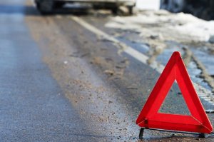 Серьезная авария в Керчи: после столкновения двух иномарок их детали разбросало по дороге