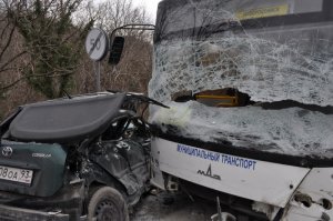 В страшном столкновении легковушки и пассажирского автобуса под Новороссийском один погиб, а семеро – в больнице