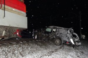 Крупная авария на Ставрополье: поезд едва не раздавил двух человек в иномарке