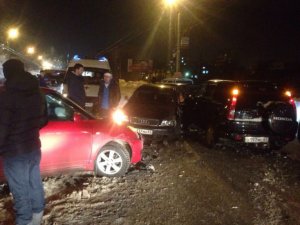 Массовая авария в Смоленске: не смогли разъехаться сразу 6 машин, есть пострадавшие