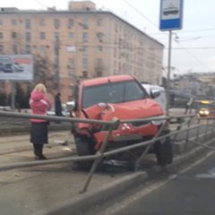 На севере Москвы водитель Mitsubishi протаранил трамвайную остановку: есть пострадавшие