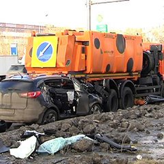 В Москве водитель Kia насмерть разбился, протаранив грузовик коммунальщиков