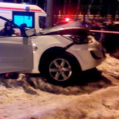 В Москве Hyundai протаранил фонарный столб: водителя заблокировало в искореженном авто