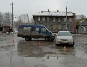 В Астрахани после столкновения маршрутки и иномарки пострадал 11-летний мальчик