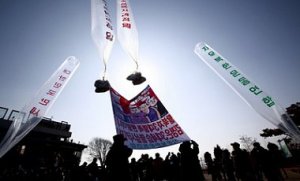 КНДР отправила мусор и экскременты в Южную Корею на воздушном шаре