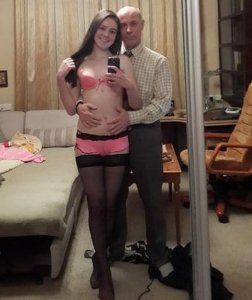 Соблазнивший 17-летнюю студентку пожилой преподаватель из Донецка угрожает «извращенцу» за публикацию эротических фото