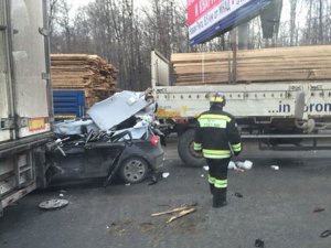 Страшная авария на МКАД: три большегруза насмерть раздавили водителя легковушки
