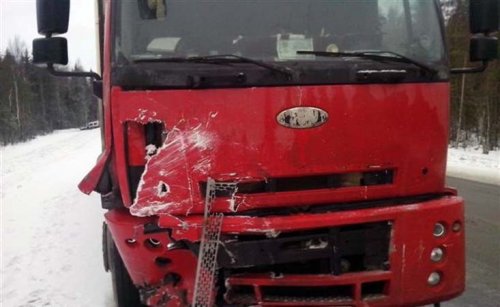Легковушка превратилась в смятый кусок железа после ДТП с грузовиком под Петрозаводском 