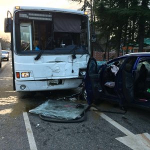 В жутком столкновении автобуса с легковушкой в Сочи двое насмерть разбились, а трое в больнице