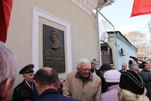 В Крыму вандалы осквернили мемориальную доску Сталина