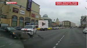 В центре Москвы внедорожник МЧС врезался в Mercedes