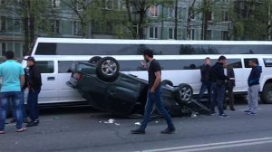 На юго-востоке Москвы в столкновении трех машин и свадебного лимузина одна перевернулась